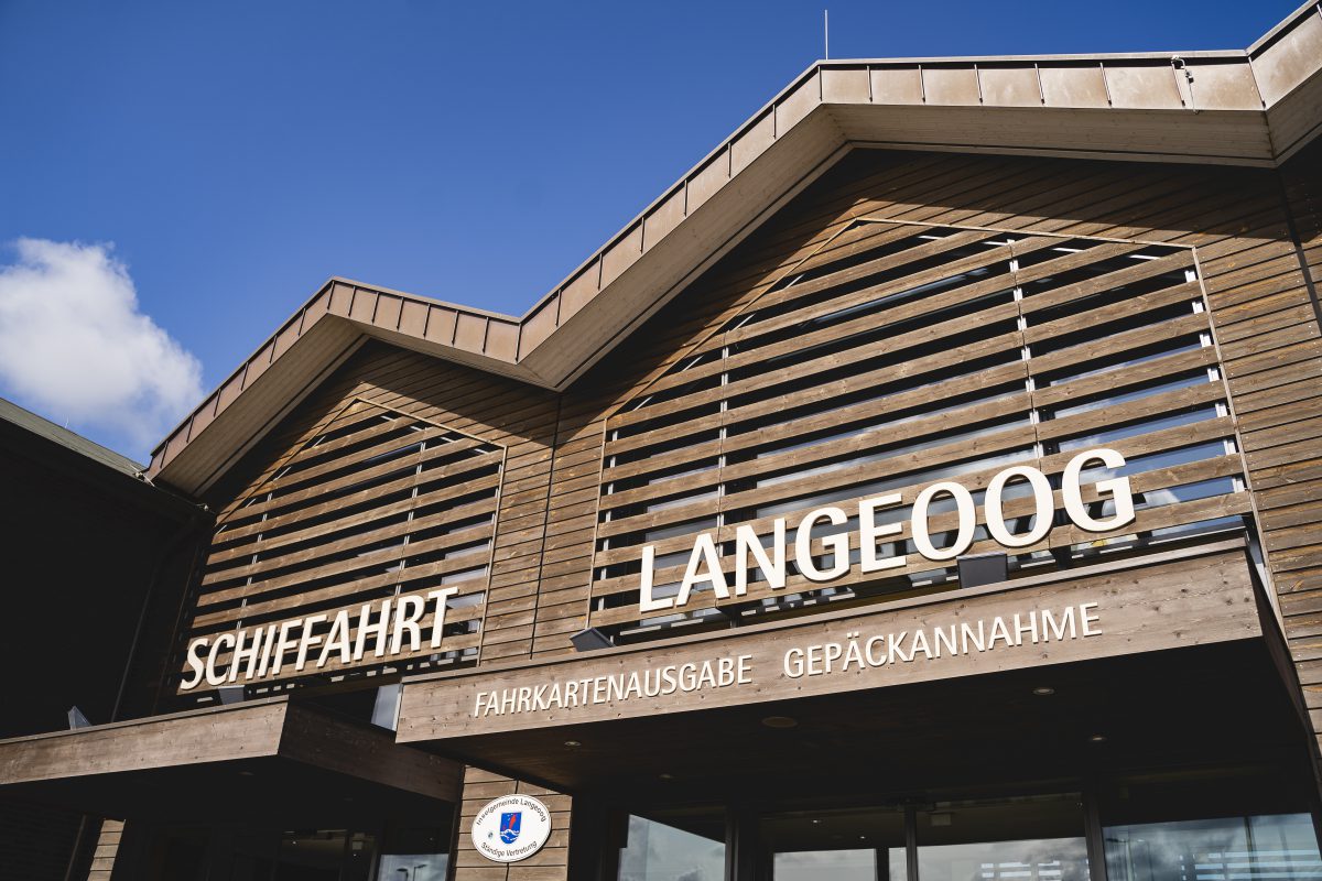 Ein Foto von der Beschriftung des Gebäudes "Schiffahrt Langeoog - Fahrkartenausgabe Gepäckannahme"