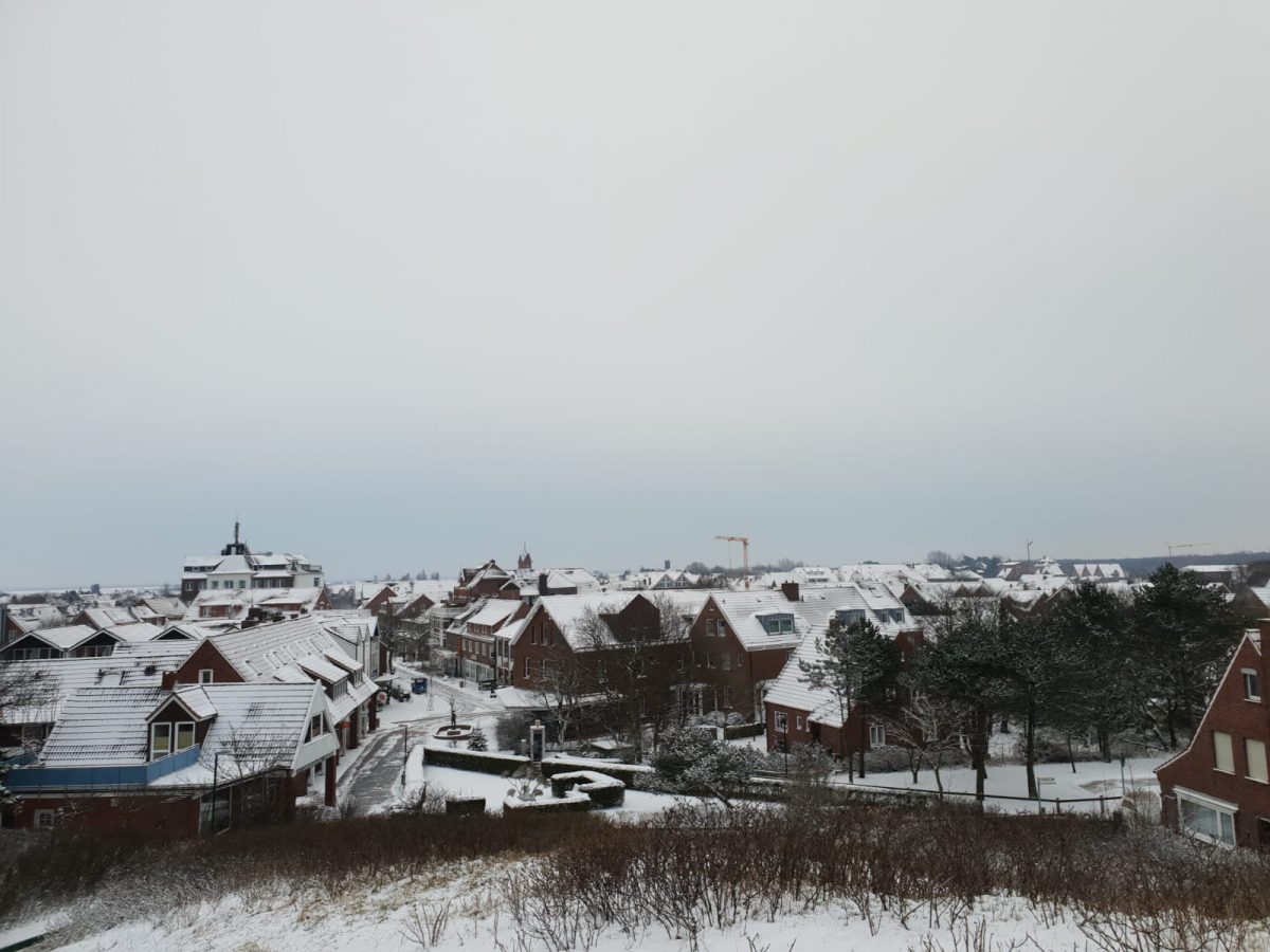 Die schneebedeckten Häuser in Langeoog im Winter