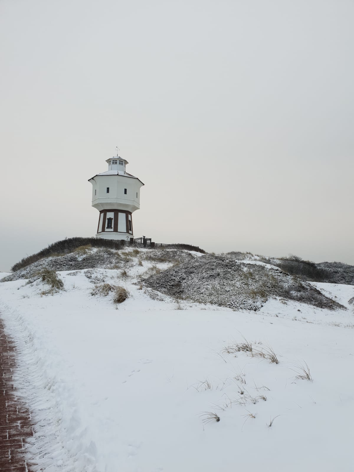 Der Wasserturm in der Langeooger Schneelandschaft